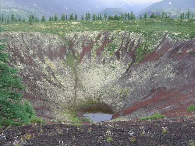 Озерцо внутри кратера
